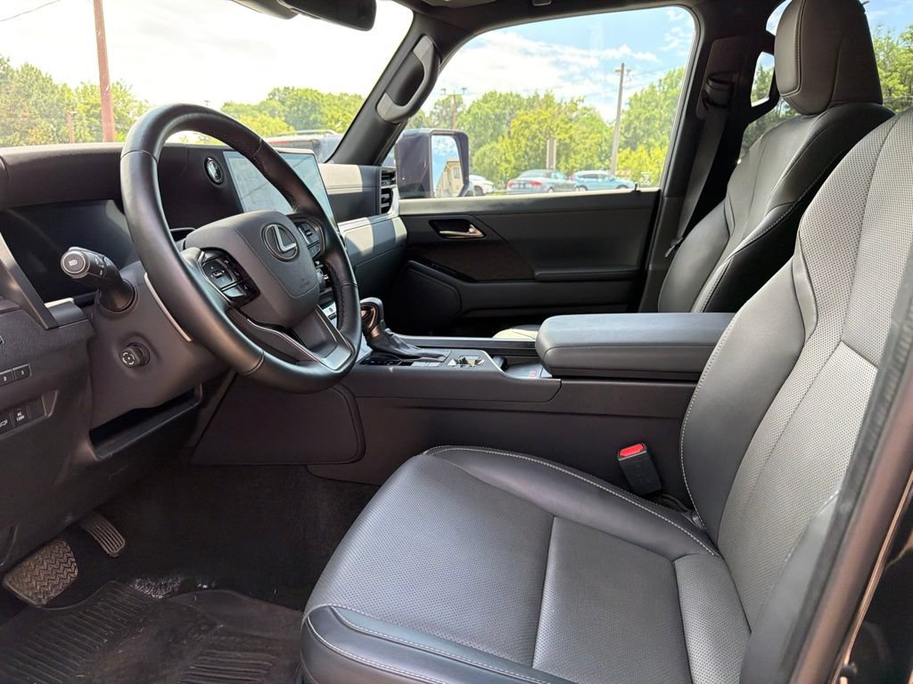 Used 2025 Lexus GX 550 w/ Accessory Package (2T) AWD/4WD image 32