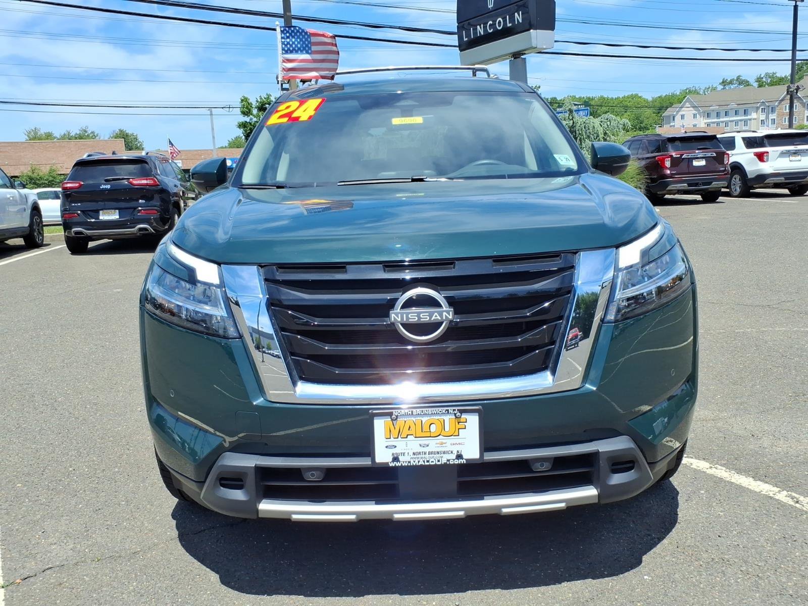 Used 2024 Nissan Pathfinder SL AWD/4WD image 2