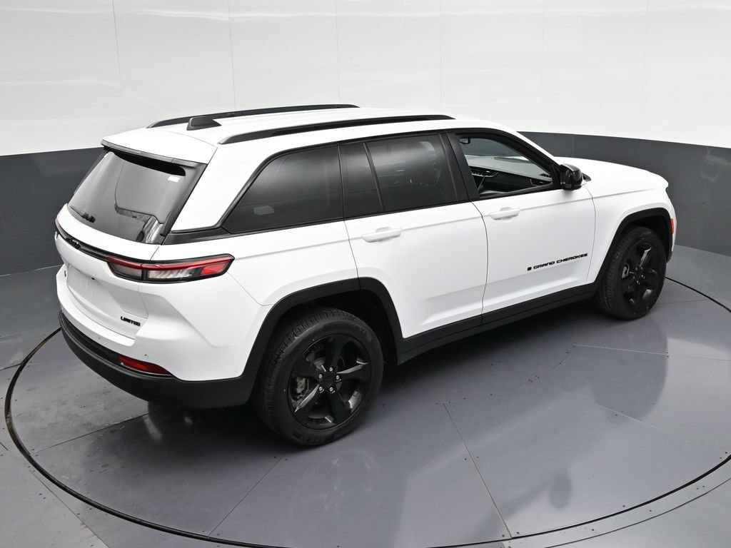 Used 2024 Jeep Grand Cherokee Limited w/ Black Appearance Package AWD/4WD image 23
