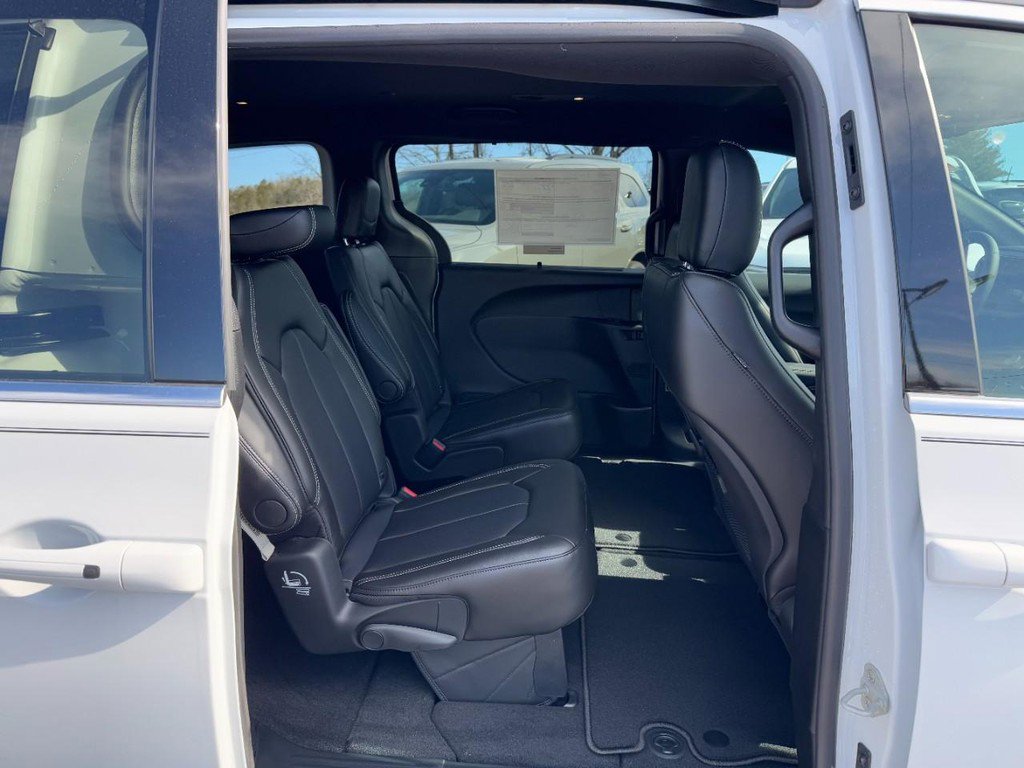 New 2026 Chrysler Pacifica Select image 5