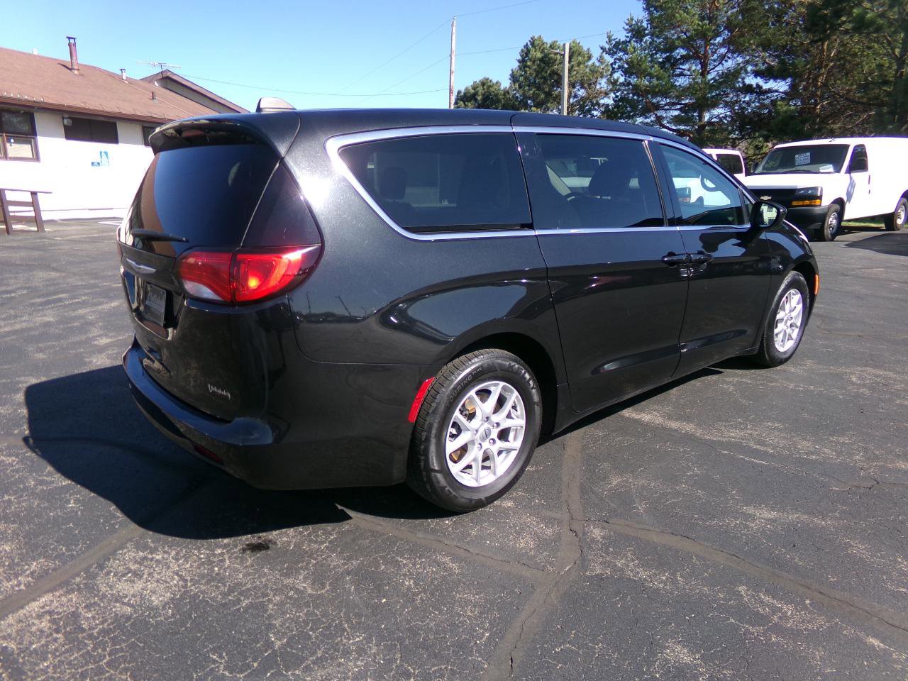 Used 2022 Chrysler Voyager LX FWD image 3