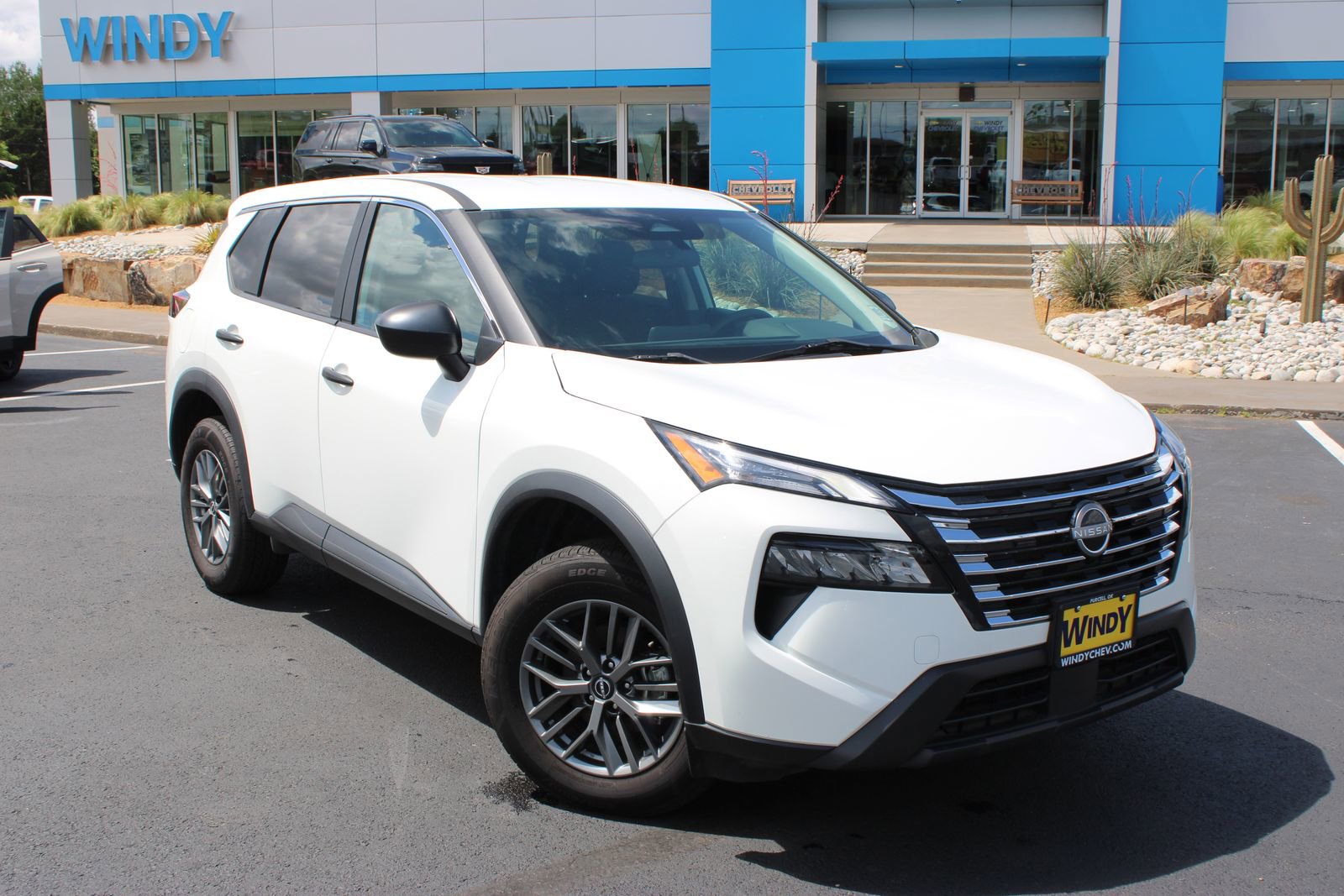 Used 2024 Nissan Rogue S FWD image 2