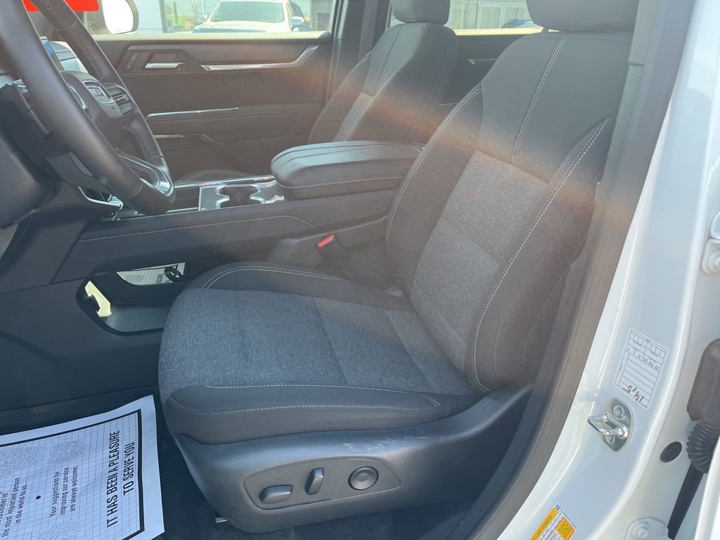 Used 2025 GMC Acadia Elevation image 9