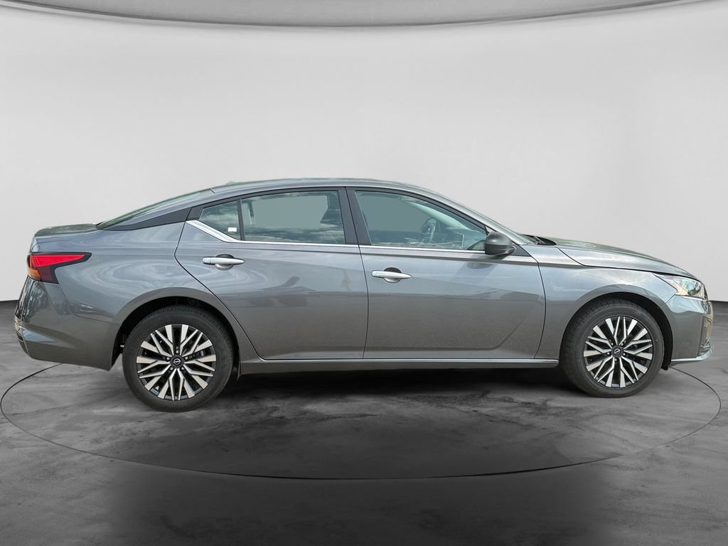 Used 2025 Nissan Altima 2.5 SV AWD/4WD image 11
