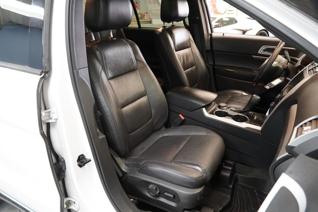 Used 2014 Ford Explorer XLT w/ Equipment Group 202A AWD/4WD image 26