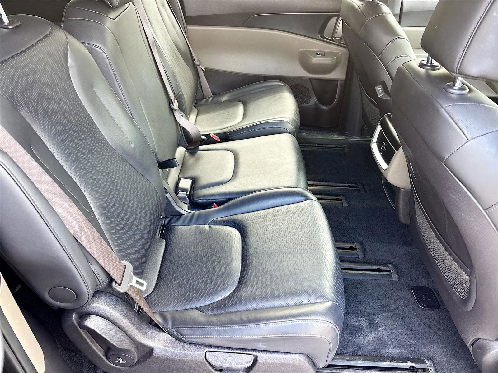 Used 2025 Kia Carnival FWD image 29