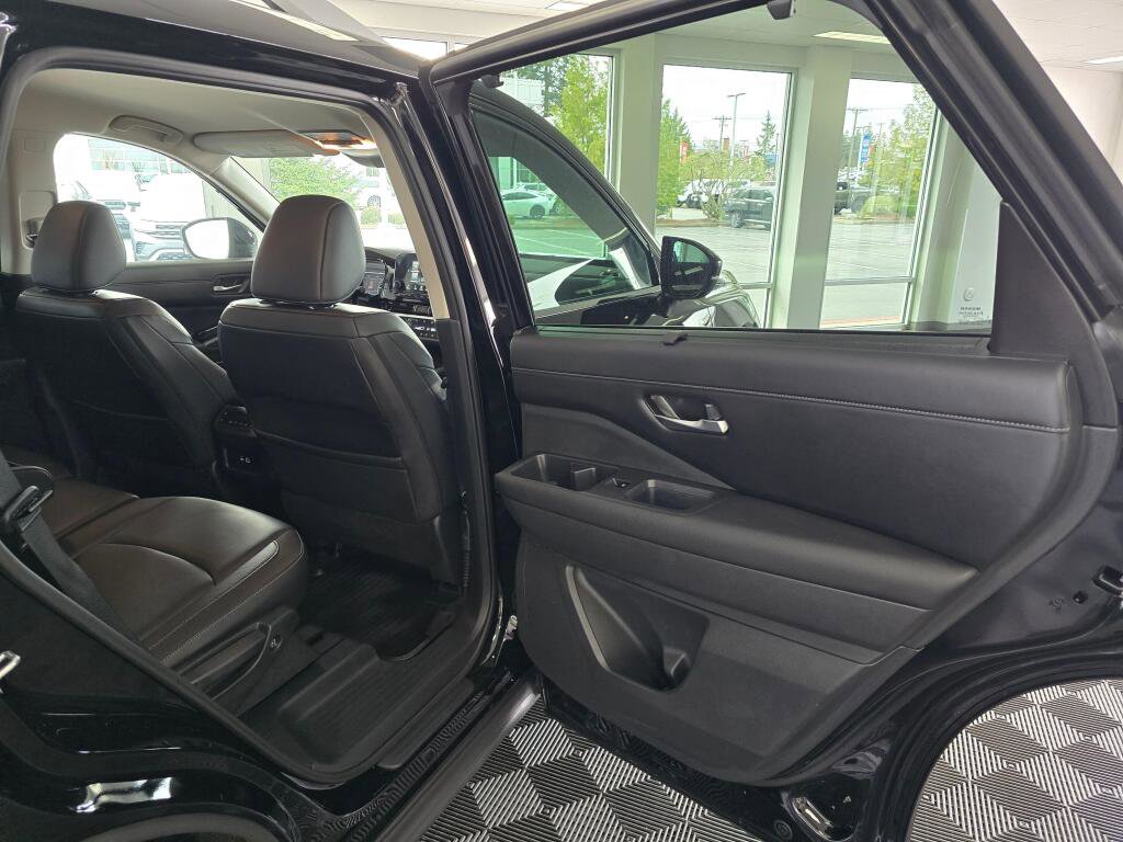 Used 2025 Nissan Pathfinder SL image 40