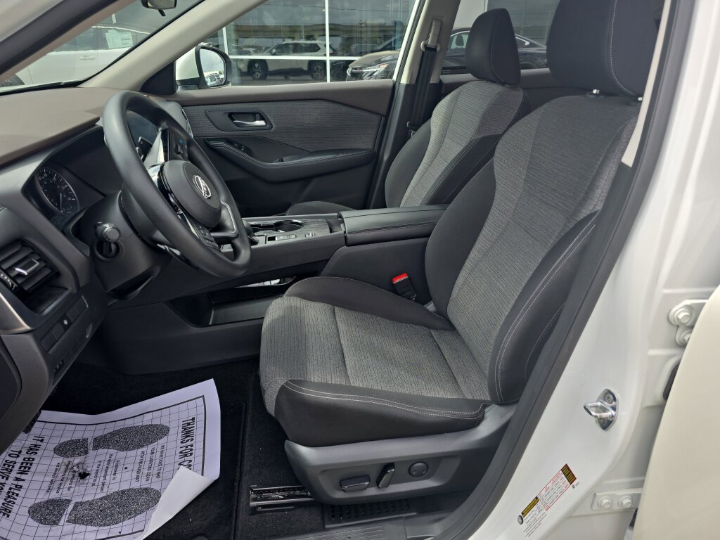 Used 2022 Nissan Rogue SV image 11