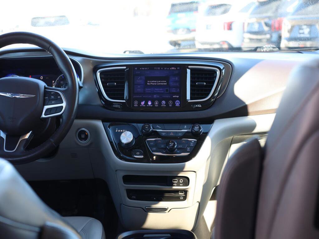 Used 2017 Chrysler Pacifica Touring-L Plus w/ Tire & Wheel Group image 11