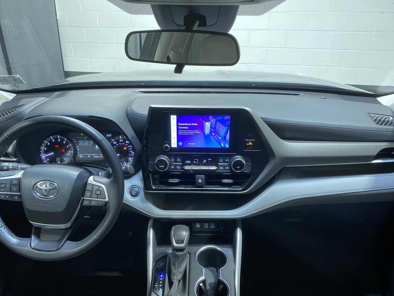 Used 2024 Toyota Highlander LE AWD/4WD image 10