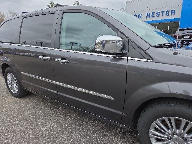 Used 2016 Chrysler Town & Country Touring-L FWD image 11