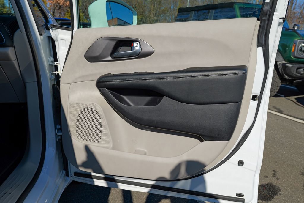 Used 2021 Chrysler Pacifica Touring-L AWD/4WD image 27