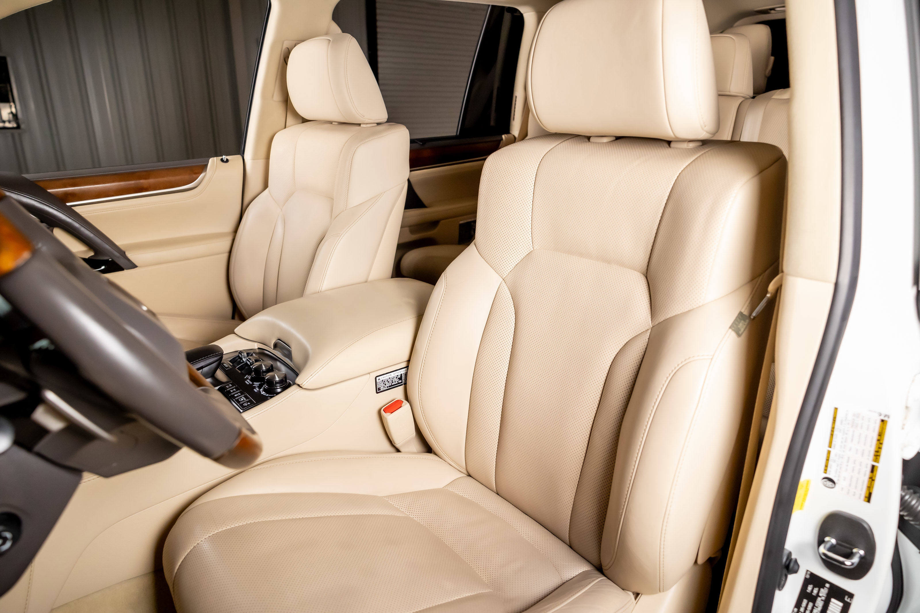 Used 2017 Lexus LX 570 4WD w/ Luxury Package image 4