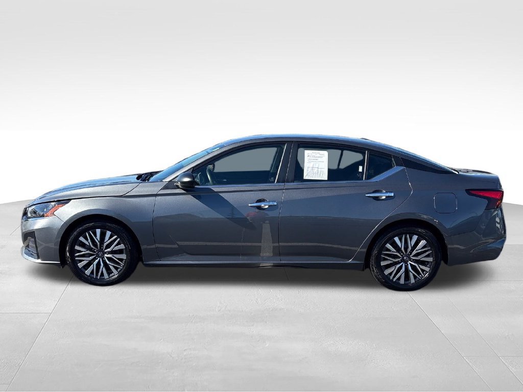 Used 2024 Nissan Altima 2.5 SV FWD image 2