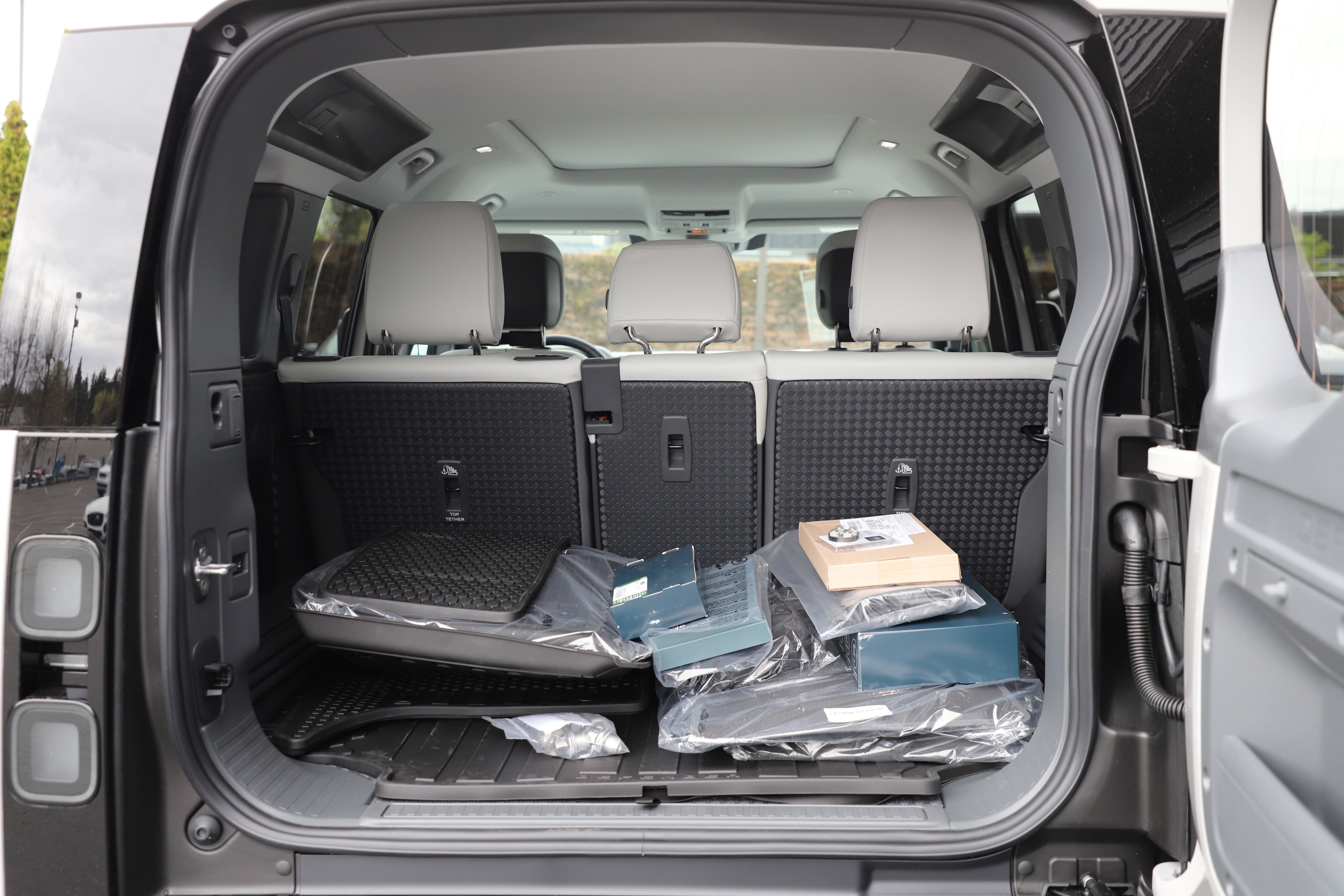 New 2026 Land Rover Defender 110 X-Dynamic SE image 16