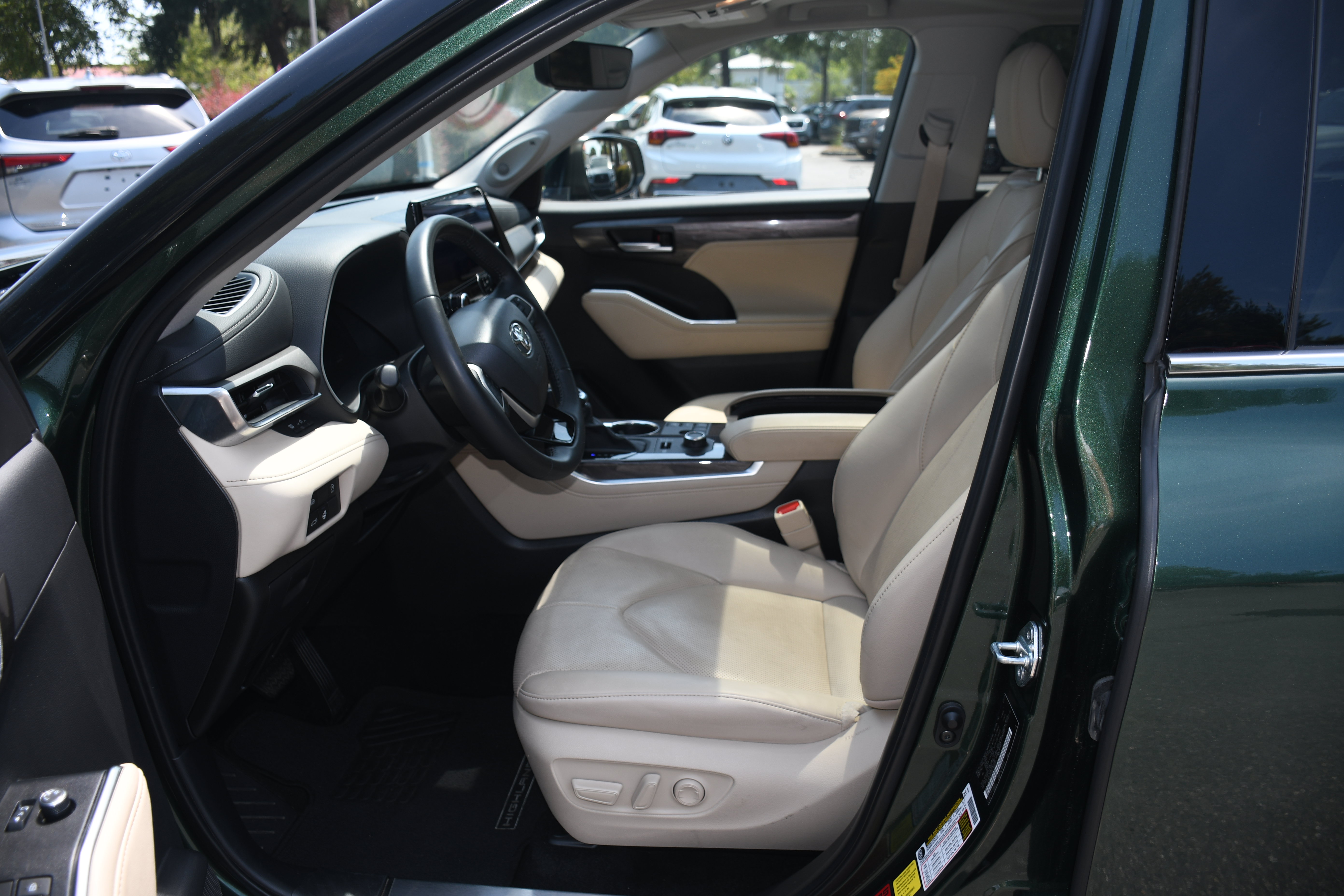 Certified 2025 Toyota Highlander LE AWD/4WD image 8