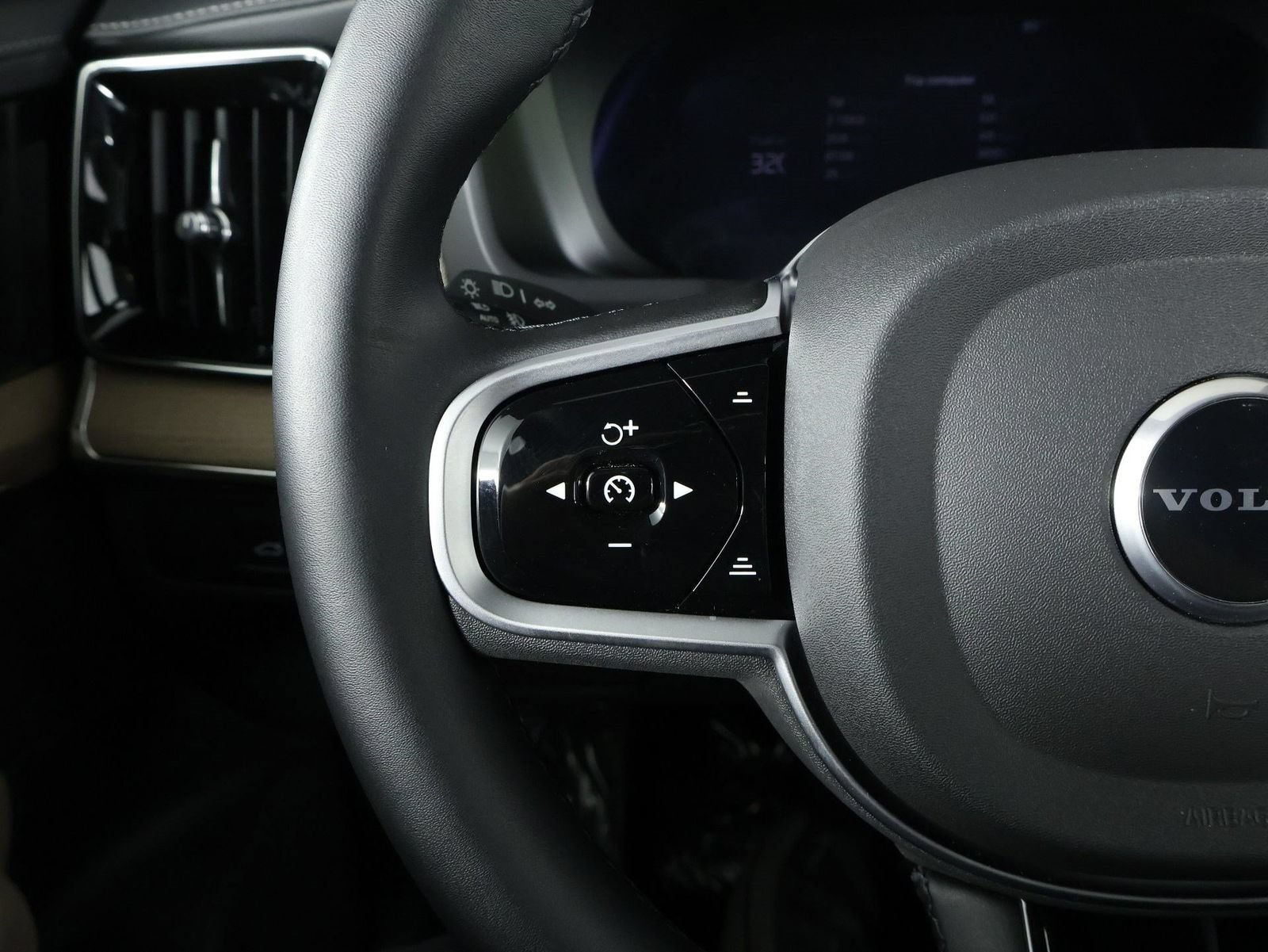 Certified 2026 Volvo XC90 B6 Plus w/ Protection Package AWD/4WD image 10