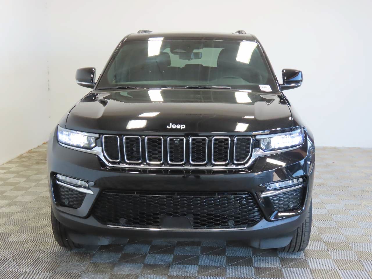 Used 2025 Jeep Grand Cherokee Limited w/ Luxury Tech Group II RWD image 2