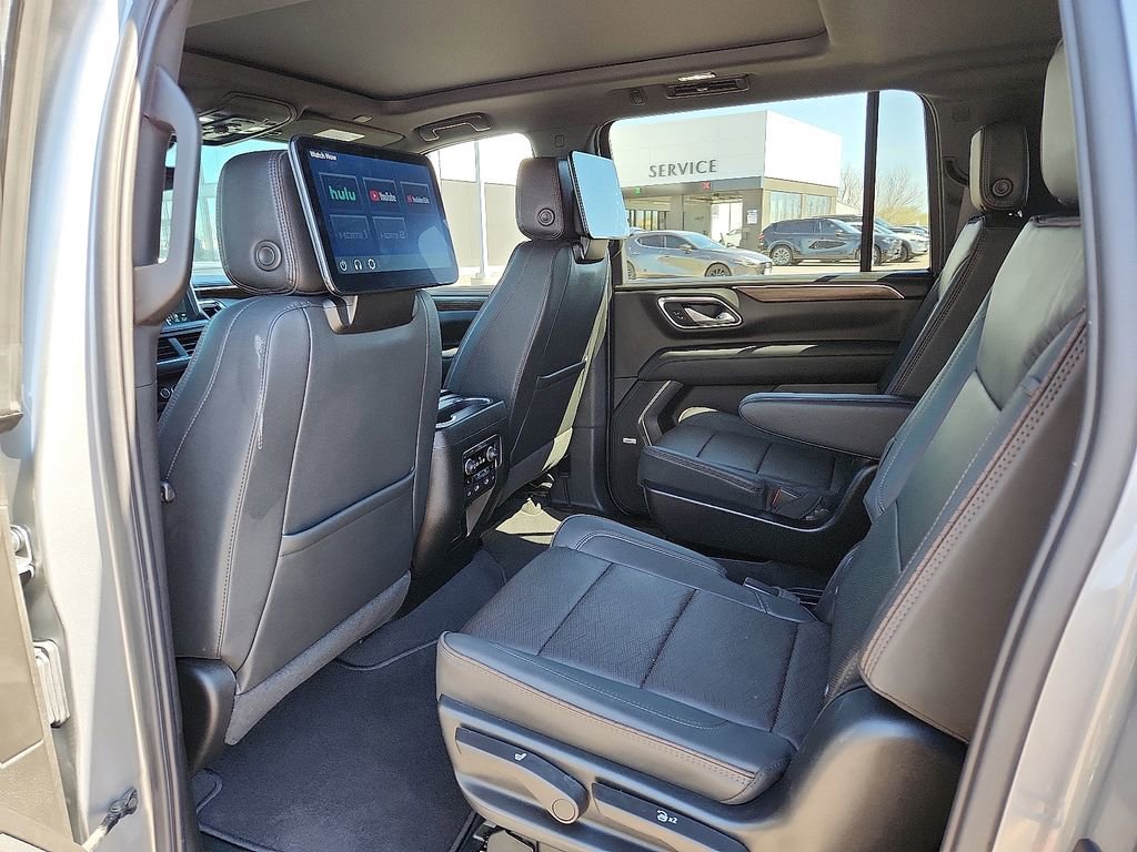 Used 2024 Chevrolet Suburban High Country AWD/4WD image 11