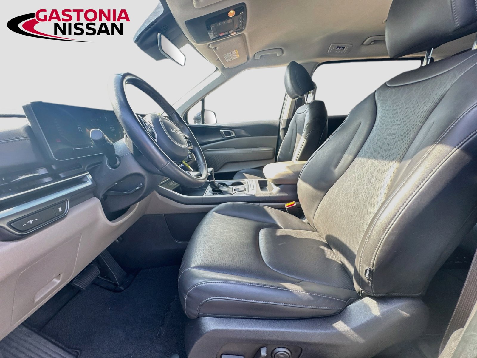 Used 2025 Kia Carnival FWD image 27