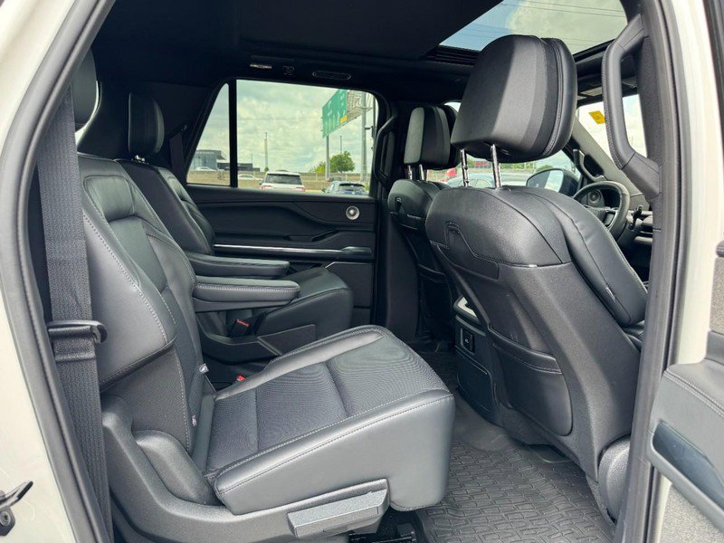 Used 2025 Lincoln Navigator L Reserve w/ Jet Appearance Package image 13