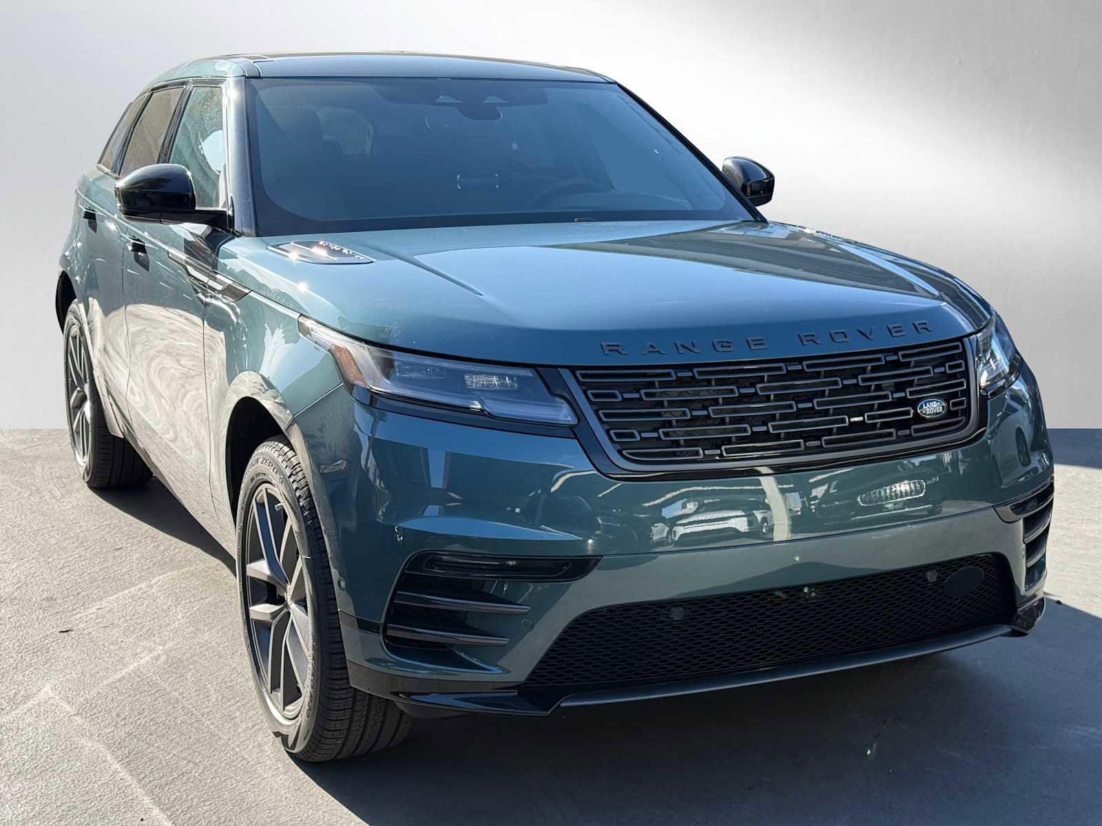 New 2026 Land Rover Range Rover Velar Dynamic SE image 1