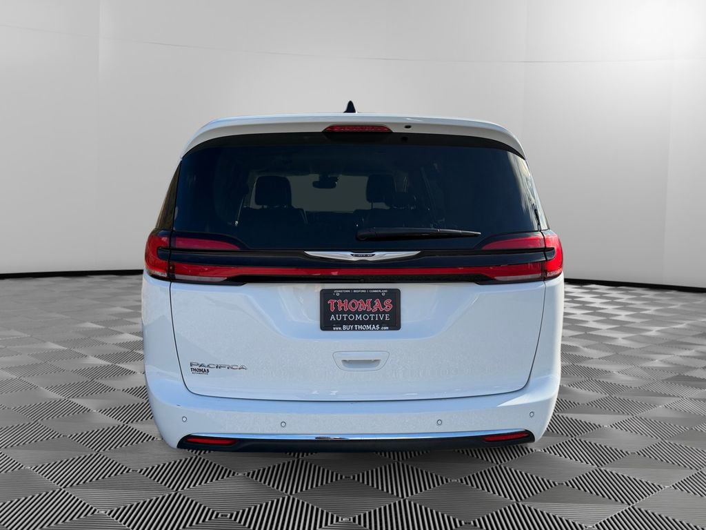 Used 2024 Chrysler Pacifica Touring-L image 6