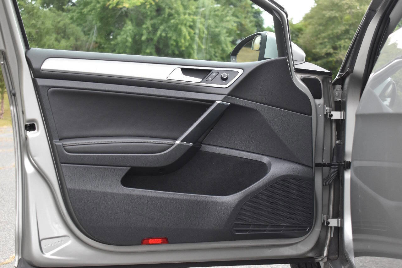 Used 2015 Volkswagen Golf S image 8