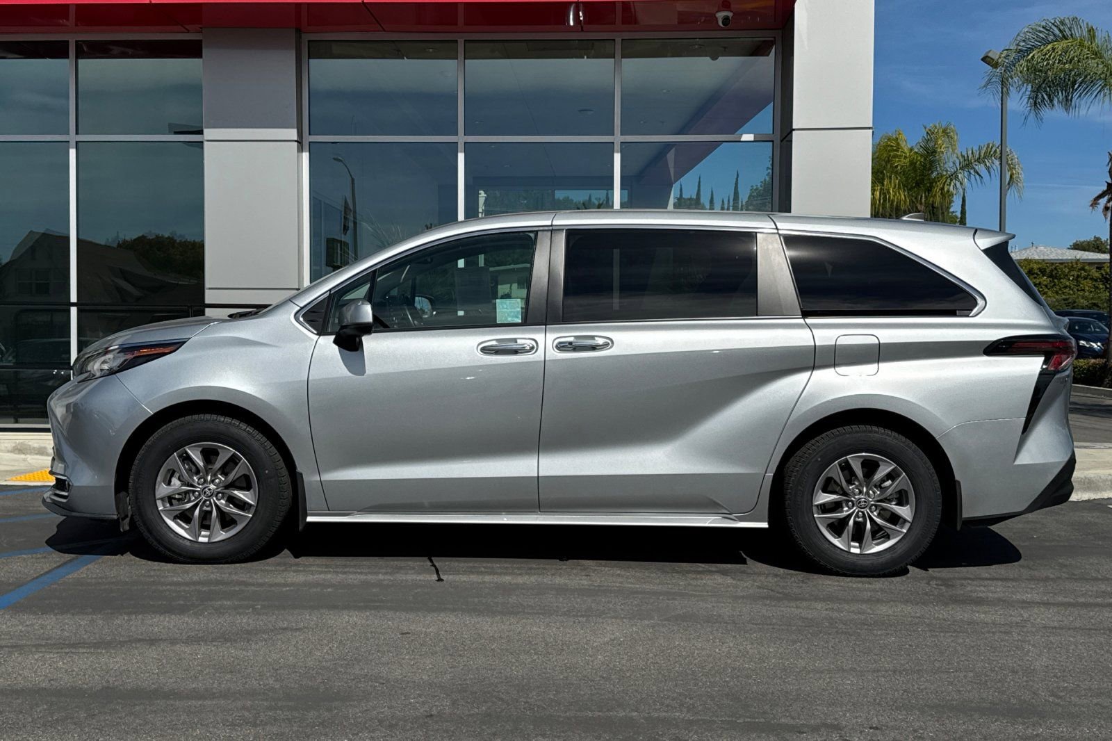 Certified 2023 Toyota Sienna XLE image 9