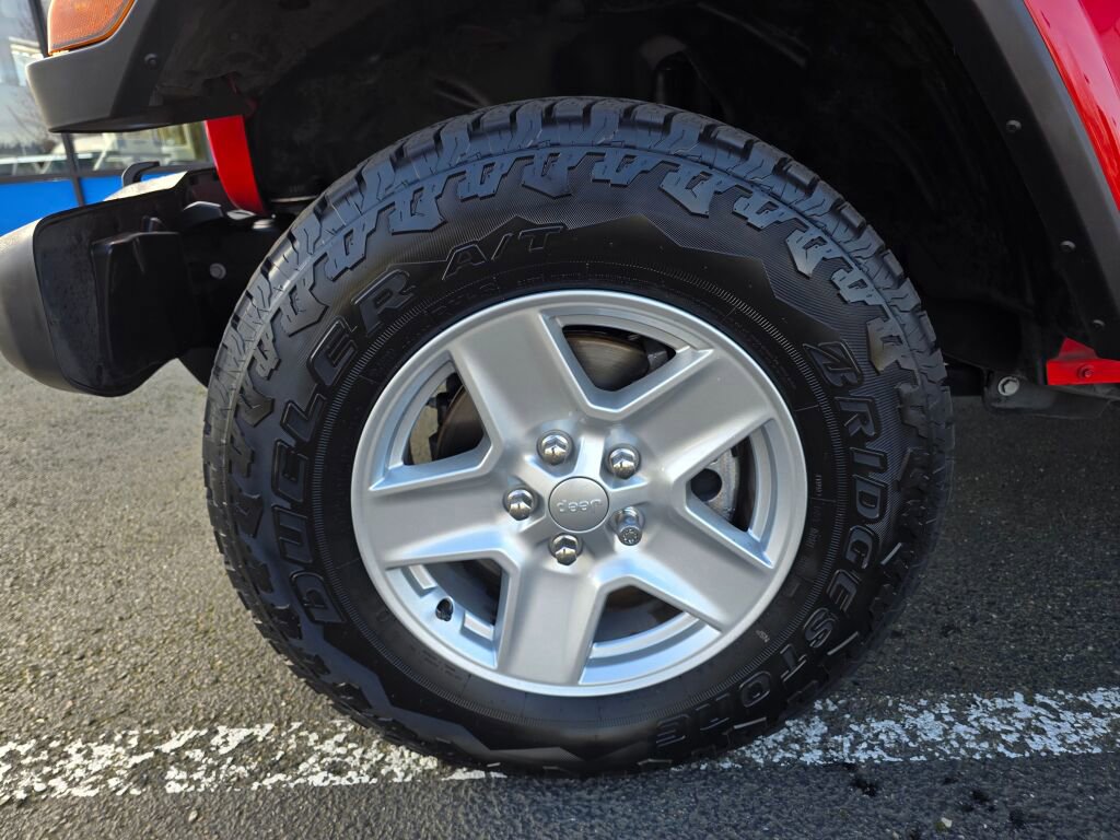 Used 2022 Jeep Gladiator Sport image 9