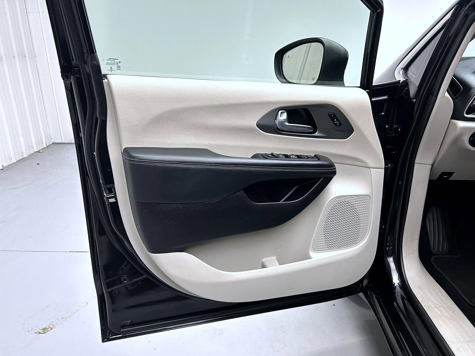 Used 2023 Chrysler Pacifica Touring-L image 9