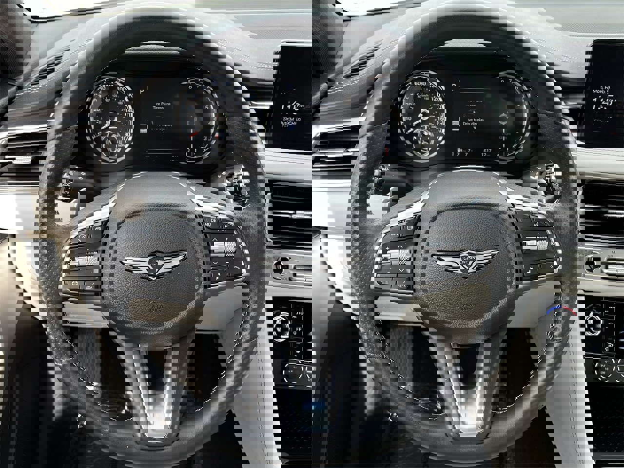 Used 2025 Genesis G70 2.5T image 11