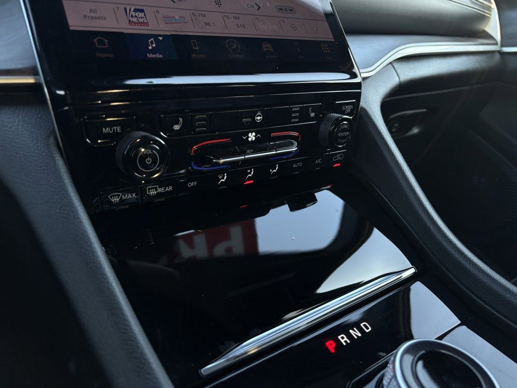 Used 2024 Jeep Grand Cherokee Limited w/ Trailer Tow Package image 18