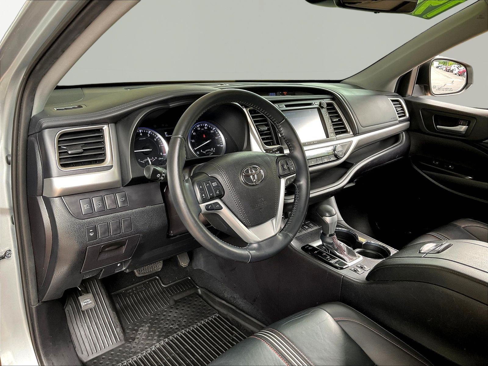 Used 2019 Toyota Highlander SE AWD/4WD image 17