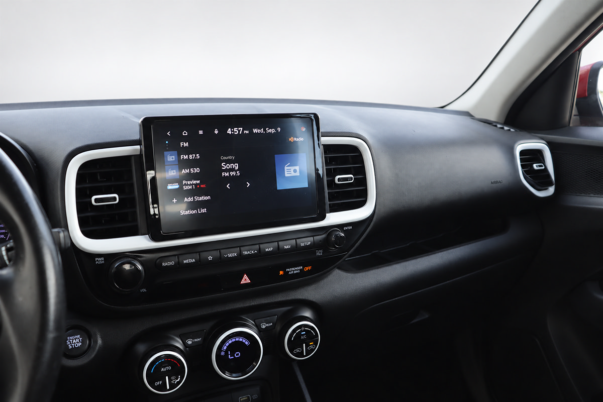 Used 2022 Hyundai Venue Limited FWD image 30
