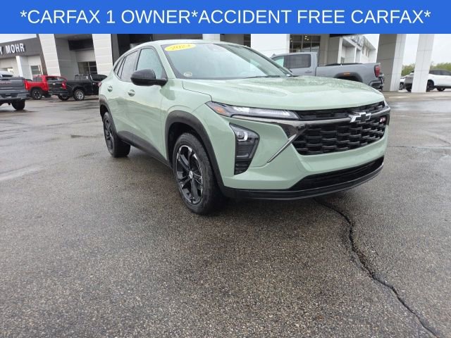 Used 2024 Chevrolet Trax RS w/ Sunroof Package FWD image 3