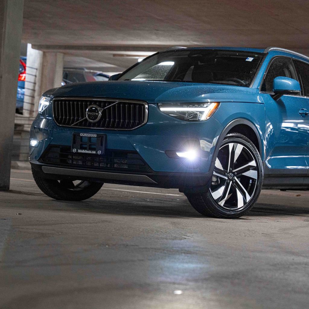Certified 2023 Volvo XC40 B5 Ultimate w/ Protection Package Premier AWD/4WD image 2