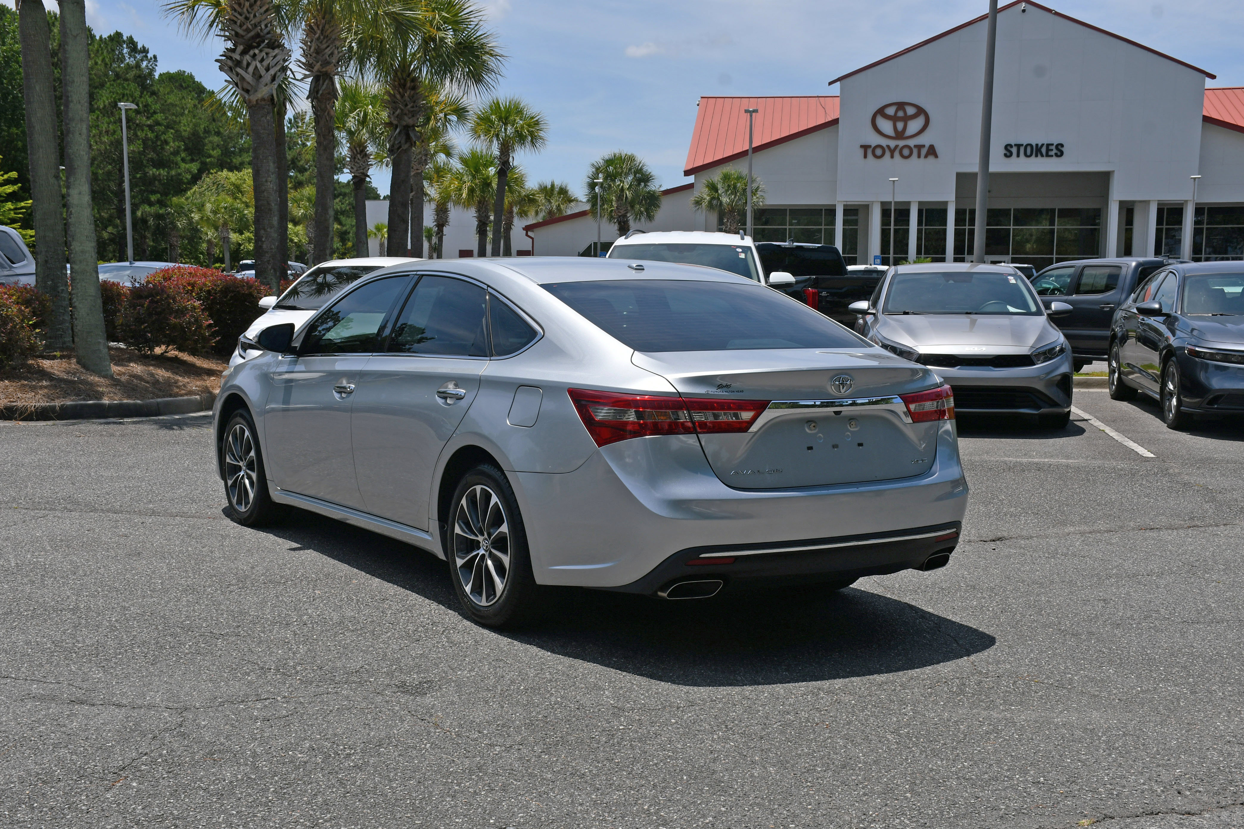 Used 2018 Toyota Avalon XLE FWD image 3