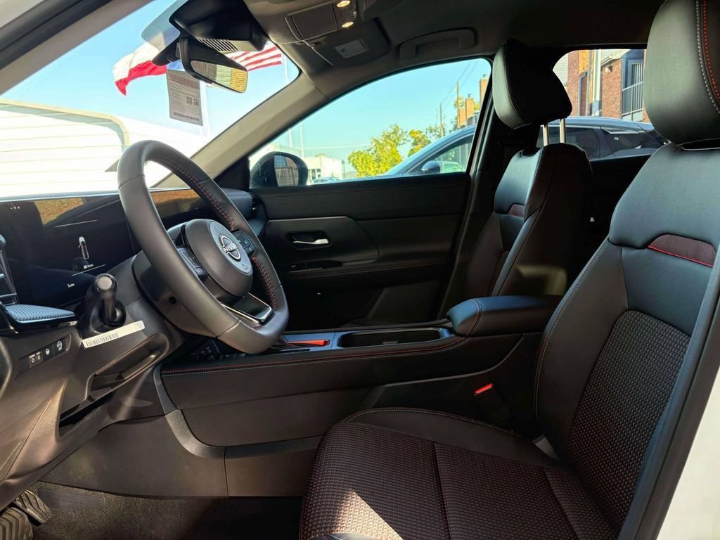 New 2026 Nissan Kicks SR w/ Illumination Package FWD image 9