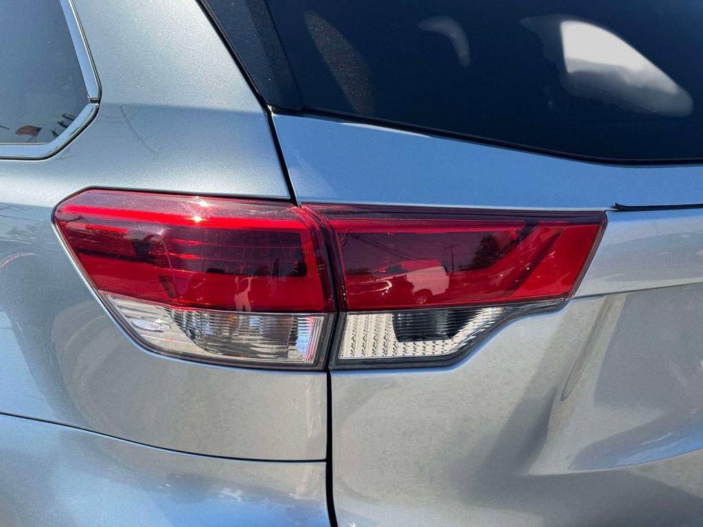 Used 2019 Toyota Highlander XLE AWD/4WD image 9