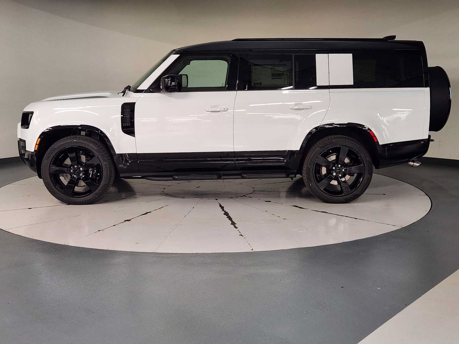 New 2026 Land Rover Defender 130 V8 AWD/4WD image 5
