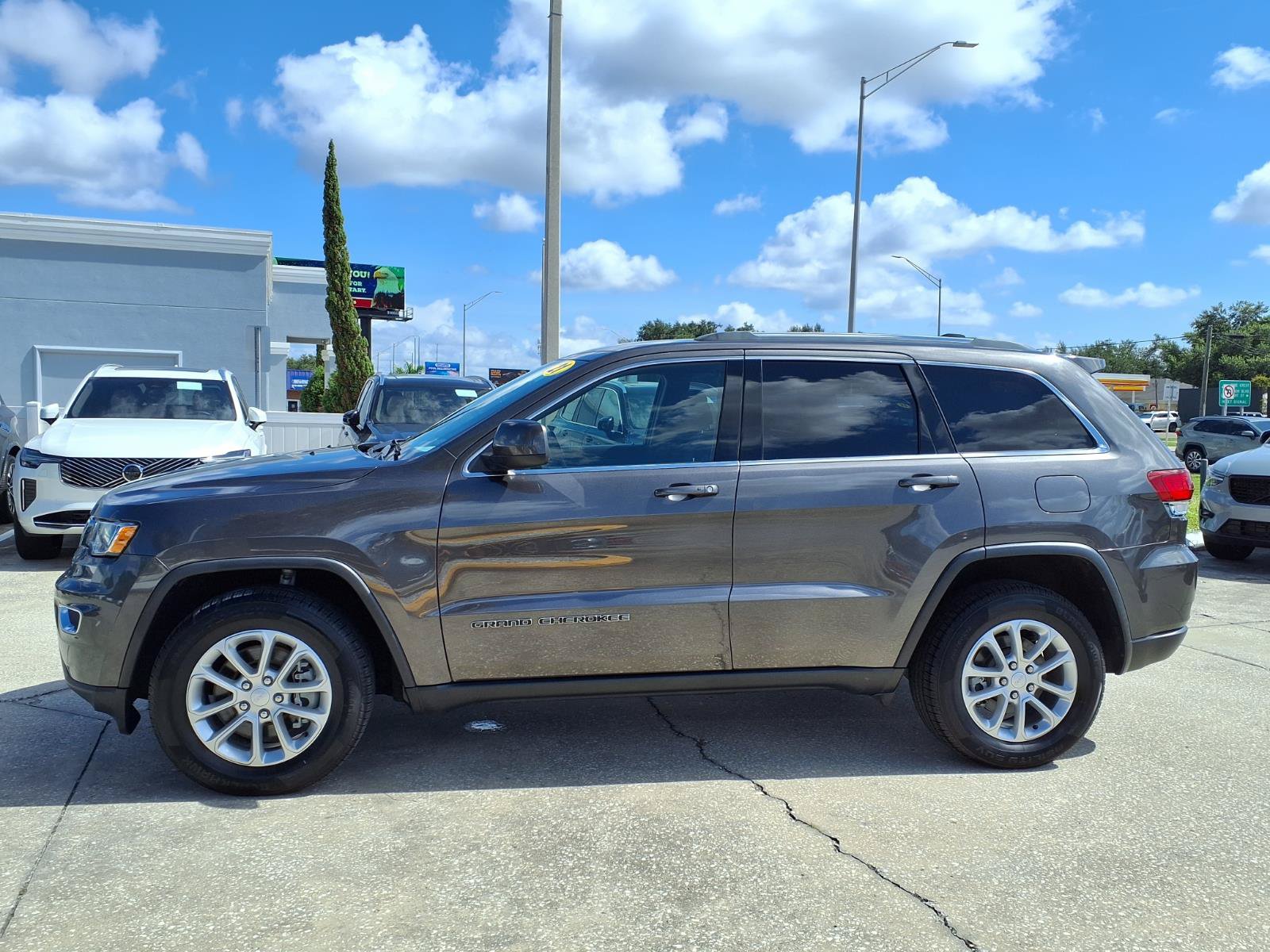 Used 2021 Jeep Grand Cherokee Laredo AWD/4WD image 4