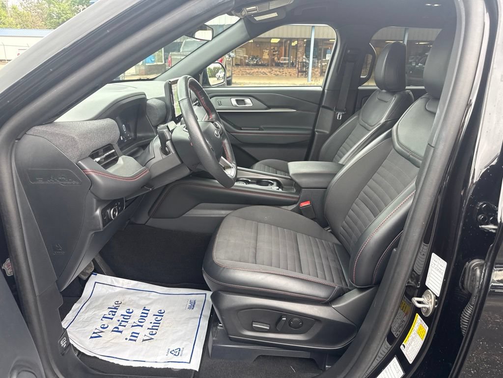 Used 2025 Ford Explorer ST-Line w/ ST-Line Street Pack AWD/4WD image 4