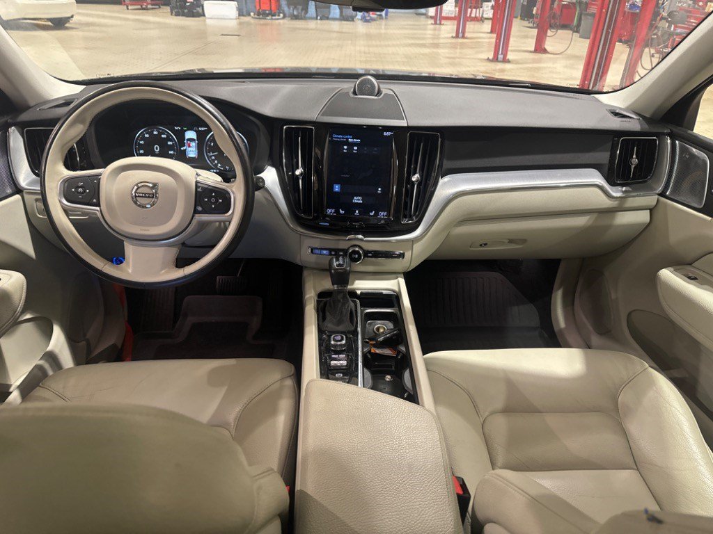 Used 2018 Volvo XC60 T6 Momentum w/ Convenience Package AWD/4WD image 45