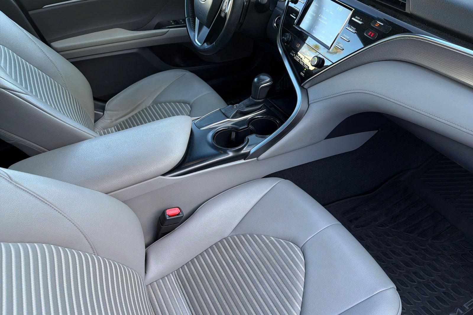Used 2018 Toyota Camry SE w/ Moonroof Package FWD image 17