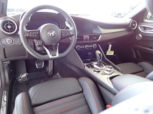 New 2025 Alfa Romeo Giulia Special Edition w/ Driving Assist Package image 14