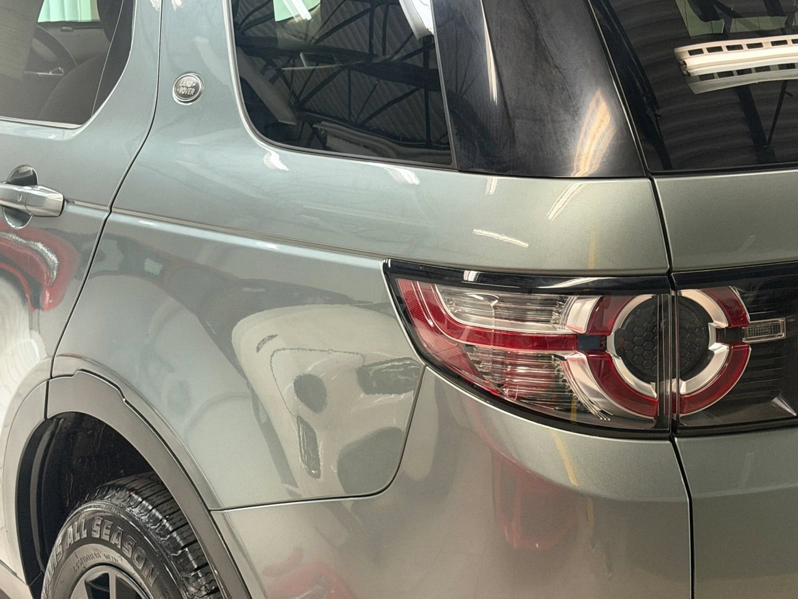 Used 2018 Land Rover Discovery Sport HSE AWD/4WD image 12