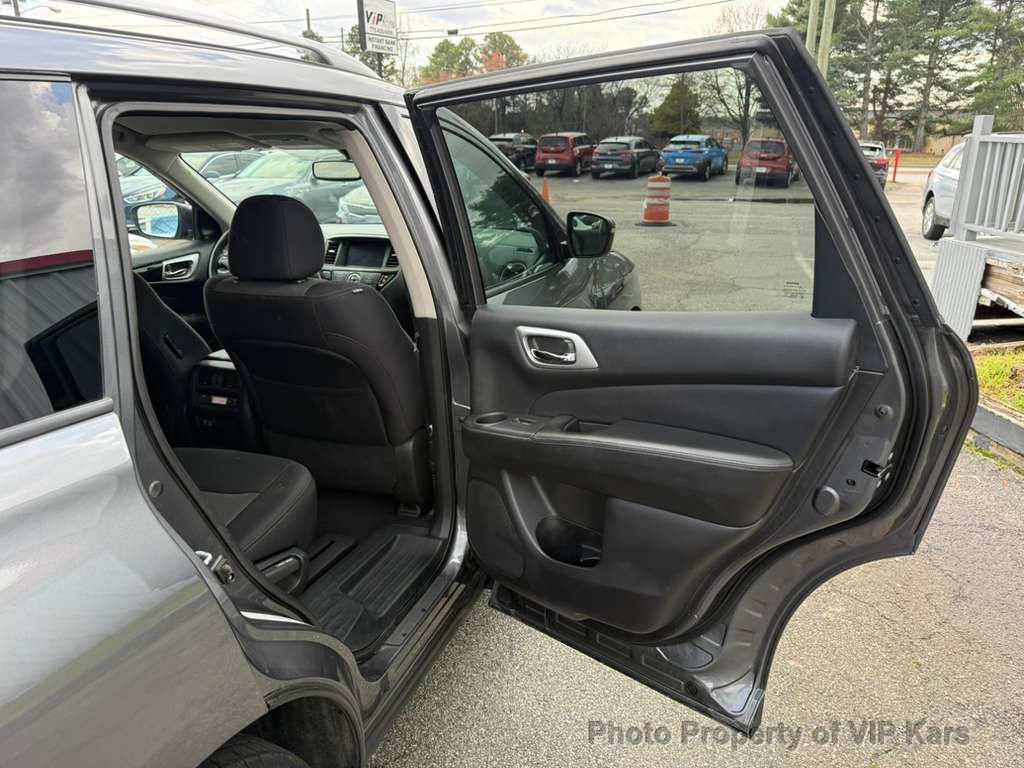 Used 2019 Nissan Pathfinder SV image 11