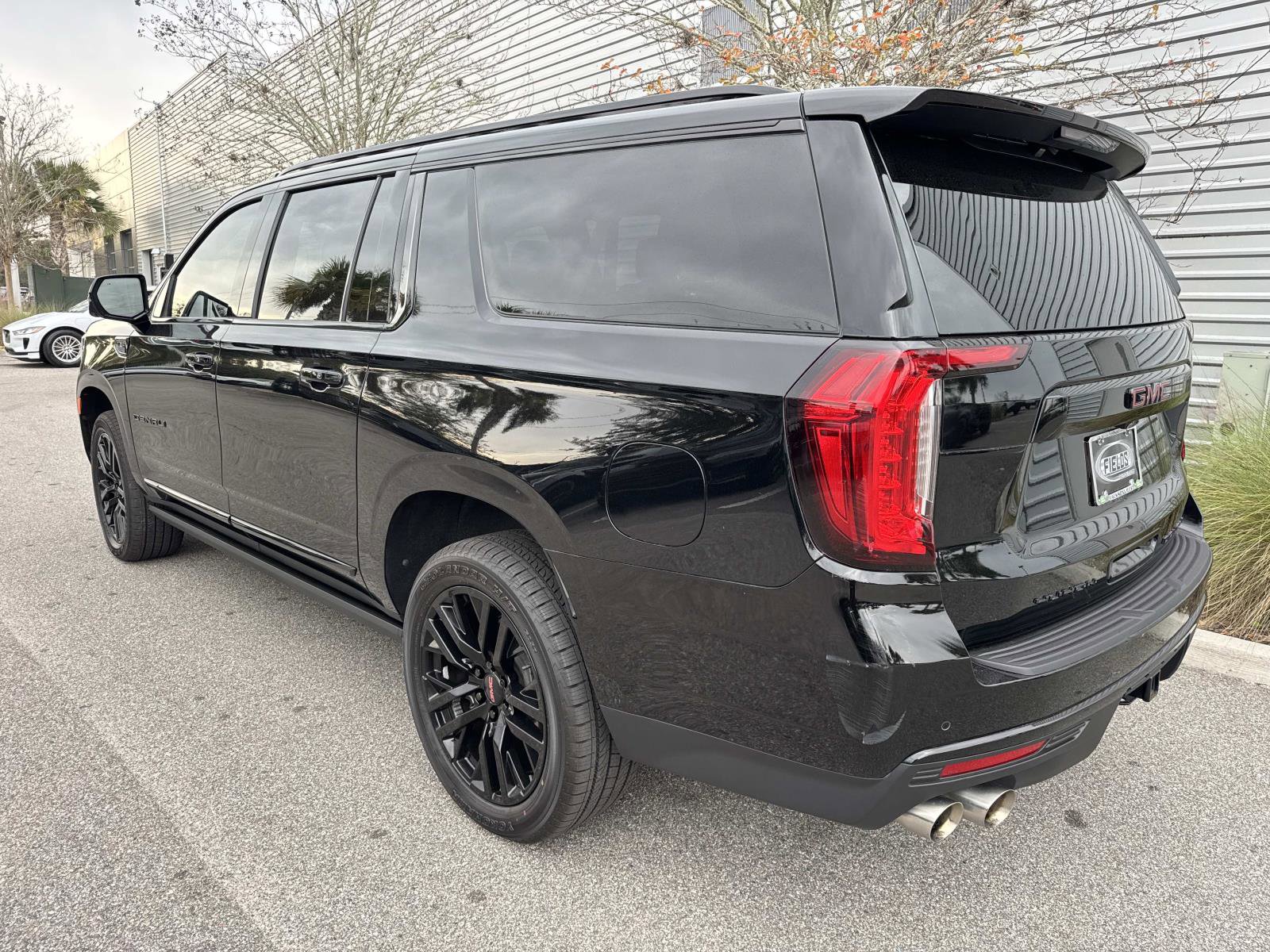 Used 2021 GMC Yukon XL Denali w/ Denali Ultimate Package image 3