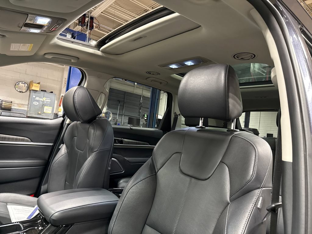 Used 2025 Kia Telluride SX w/ SX Captain's Chair Package AWD/4WD image 11